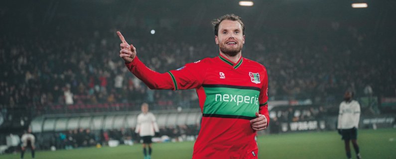 Thomas Ouwejan volgt Koki Ogawa richting Machida Zelvia
